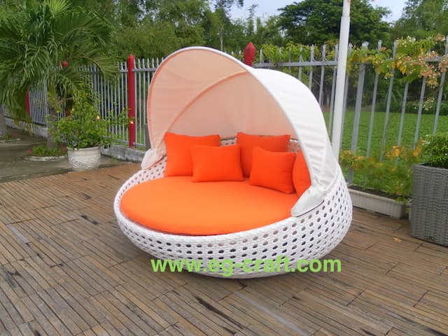 Evergreen outdoor wicker sunbed with canopy